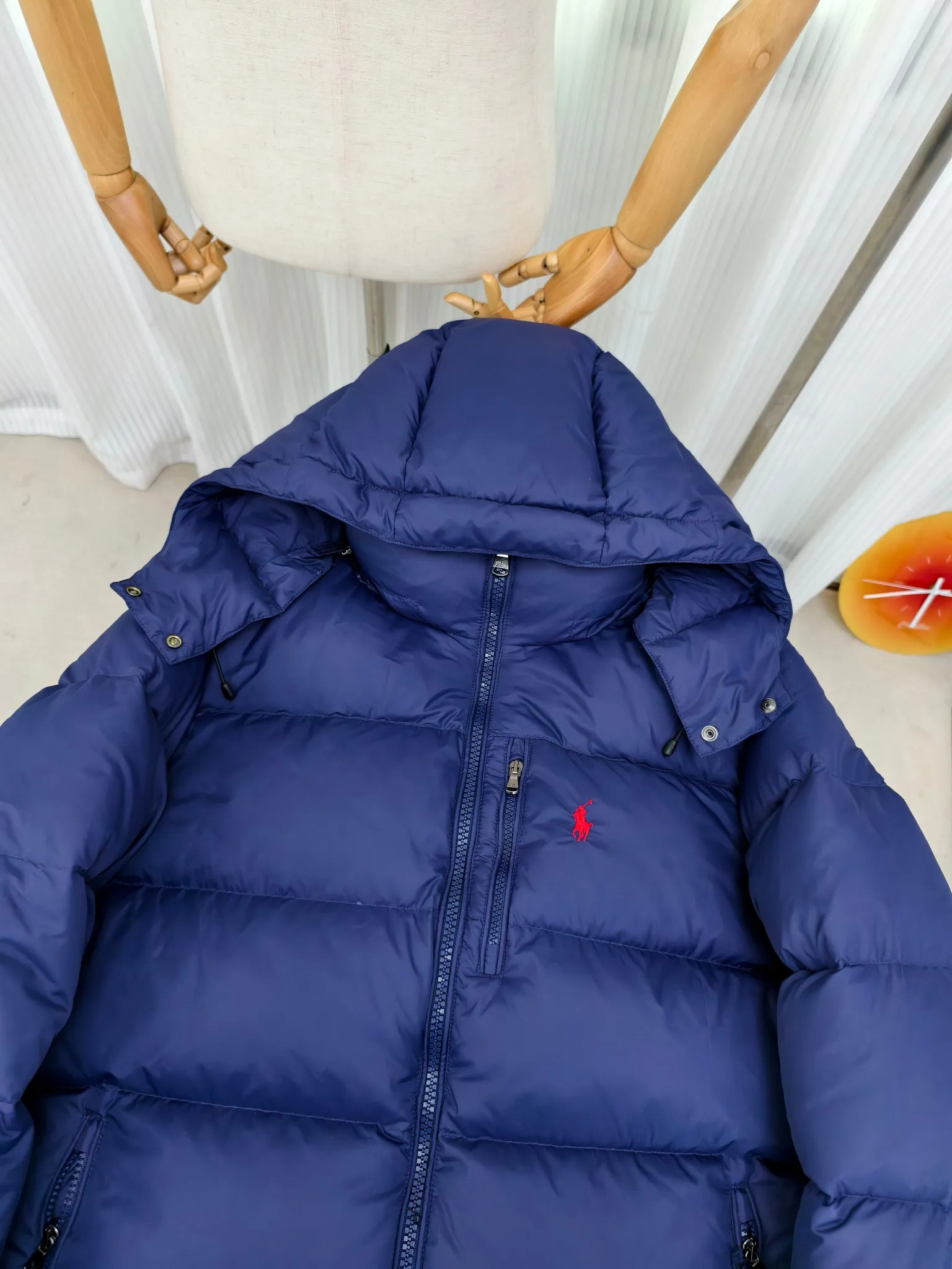 Style number: Y 177 Polo Ralph Lauren 2025 pony embroidered glossy half-turtle collar down jacket, neatly cut to create a smart posture, return to the hustle and bustle of the city. Filled with white duck down, it is warm and comfortable without being bulky, without losing personality and looking low-key! It has a certain sense of hierarchy! Original custom fabric. With a certain sense of color Color: Glossy Black Matte Black Dark Blue Size: S M L XL XXL